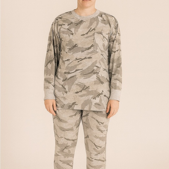 Old Navy Size Medium Camouflage Long-Sleeve Shirt. - Picture 1 of 7